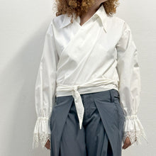 Load image into Gallery viewer, Camicia bianca con polsini in pizzo 90s