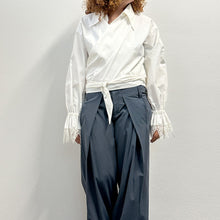 Load image into Gallery viewer, Camicia bianca con polsini in pizzo 90s