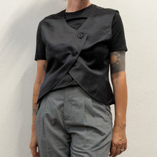 Load image into Gallery viewer, Gilet Vintage in Raso Nero – Chiusura Orientale | Anni ’90