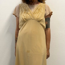 Load image into Gallery viewer, Camicia da notte vintage anni ’50 in seta color campagne firmata Peony