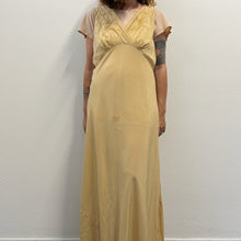 Load image into Gallery viewer, Camicia da notte vintage anni ’50 in seta color campagne firmata Peony