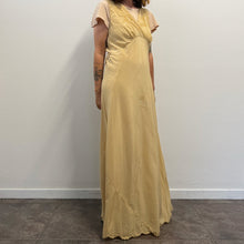 Load image into Gallery viewer, Camicia da notte vintage anni ’50 in seta color campagne firmata Peony