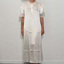 Load image into Gallery viewer, Abito sottoveste vintage Linclalor “Immagini” DEADSTOCK in rasatello di seta Fine anni ’80
