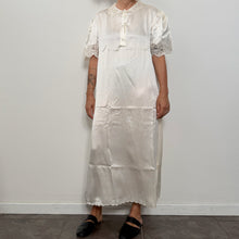 Load image into Gallery viewer, Abito sottoveste vintage Linclalor “Immagini” DEADSTOCK in rasatello di seta Fine anni ’80