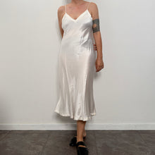Load image into Gallery viewer, Sottoveste vintage in rasatello di seta