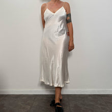 Load image into Gallery viewer, Sottoveste vintage in rasatello di seta