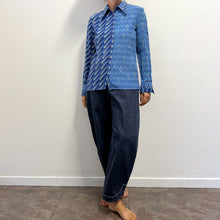 Load image into Gallery viewer, Camicia Vintage Anni '70 in Crêpe di Seta Blu a Fantasia Geometrica