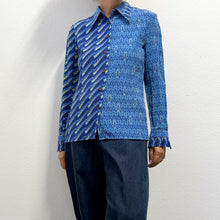Load image into Gallery viewer, Camicia Vintage Anni '70 in Crêpe di Seta Blu a Fantasia Geometrica