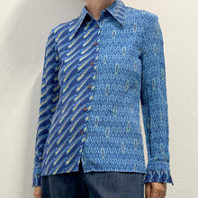 Load image into Gallery viewer, Camicia Vintage Anni '70 in Crêpe di Seta Blu a Fantasia Geometrica
