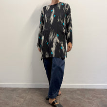 Load image into Gallery viewer, Blusa Sartoriale in Crepe di Seta – Pattern Astratto
