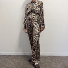 Load image into Gallery viewer, Set Coordinato Ganni in Seta Stampa Leopardata – Camicia & Pantalone