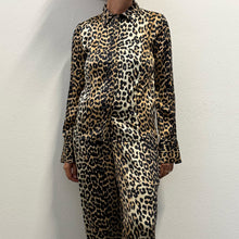 Load image into Gallery viewer, Set Coordinato Ganni in Seta Stampa Leopardata – Camicia & Pantalone