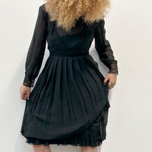 Load image into Gallery viewer, Abito sartoriale in crepe di seta nera fine 60s