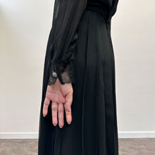 Load image into Gallery viewer, Abito sartoriale in crepe di seta nera fine 60s