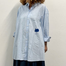 Load image into Gallery viewer, Camicia celeste MAKICHA Serigrafia a mano di Gigi Tarantola