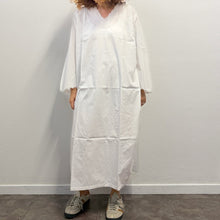 Load image into Gallery viewer, Camicia da notte Abito vintage in cotone bianco con pizzi sartoriali