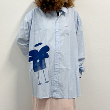 Load image into Gallery viewer, Camicia celeste MAKICHA Serigrafia a mano di Gigi Tarantola