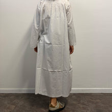 Load image into Gallery viewer, Camicia da notte Abito vintage in cotone bianco con pizzi sartoriali