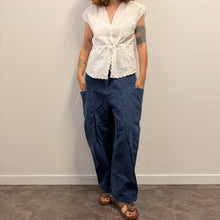 Load image into Gallery viewer, Blusa / Gilet smanicato in lino ricamato a mano Daffodil (Fine anni '60 / Primi '70)