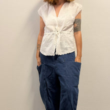Load image into Gallery viewer, Blusa / Gilet smanicato in lino ricamato a mano Daffodil (Fine anni '60 / Primi '70)