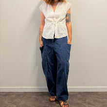 Load image into Gallery viewer, Blusa / Gilet smanicato in lino ricamato a mano Daffodil (Fine anni '60 / Primi '70)