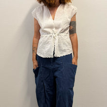 Load image into Gallery viewer, Blusa / Gilet smanicato in lino ricamato a mano Daffodil (Fine anni '60 / Primi '70)
