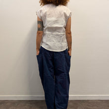 Load image into Gallery viewer, Blusa / Gilet smanicato in lino ricamato a mano Daffodil (Fine anni '60 / Primi '70)