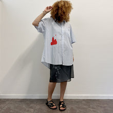 Load image into Gallery viewer, Camicia a righe MAKICHA – Serigrafia a mano di Gigi Tarantola