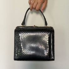 Load image into Gallery viewer, Borsa a Mano Vintage Rigida d'Epoca – Blu Notte con Ricamo Floreale e Dettagli in Pelle
