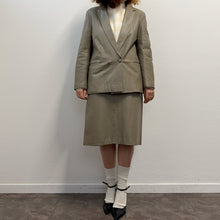 Load image into Gallery viewer, Completo in pelle color tortora anni ’70