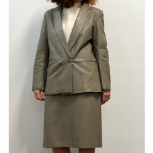 Load image into Gallery viewer, Completo in pelle color tortora anni ’70