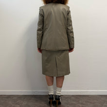 Load image into Gallery viewer, Completo in pelle color tortora anni ’70