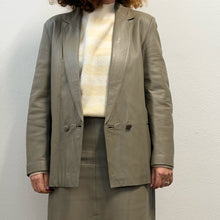 Load image into Gallery viewer, Completo in pelle color tortora anni ’70