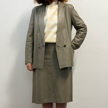 Load image into Gallery viewer, Completo in pelle color tortora anni ’70