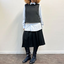 Load image into Gallery viewer, Top Sartoriale nero con applicazioni floreali 90s