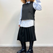 Load image into Gallery viewer, Top Sartoriale nero con applicazioni floreali 90s