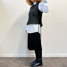 Load image into Gallery viewer, Top Sartoriale nero con applicazioni floreali 90s