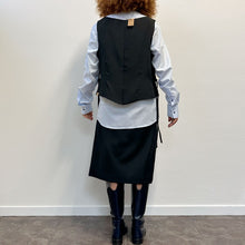 Load image into Gallery viewer, Top Sartoriale nero con applicazioni floreali 90s