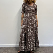 Load image into Gallery viewer, Abito lungo anni ’90 – marrone con fiori bianchi – viscosa