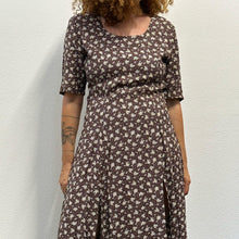 Load image into Gallery viewer, Abito lungo anni ’90 – marrone con fiori bianchi – viscosa