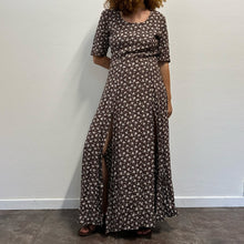 Load image into Gallery viewer, Abito lungo anni ’90 – marrone con fiori bianchi – viscosa