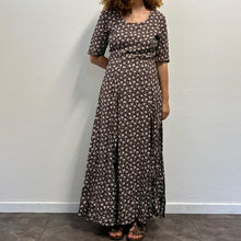 Load image into Gallery viewer, Abito lungo anni ’90 – marrone con fiori bianchi – viscosa