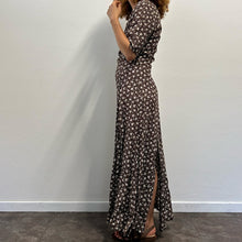 Load image into Gallery viewer, Abito lungo anni ’90 – marrone con fiori bianchi – viscosa