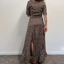 Load image into Gallery viewer, Abito lungo anni ’90 – marrone con fiori bianchi – viscosa