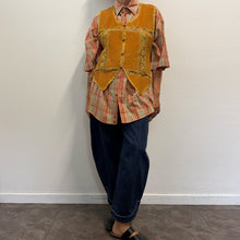 Load image into Gallery viewer, Gilet Vintage Anni '70 in Camoscio e Uncinetto