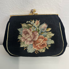 Load image into Gallery viewer, Borsetta da sera vintage in velluto nero – ricamo floreale