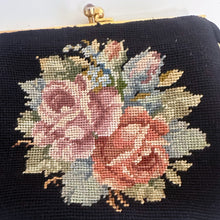 Load image into Gallery viewer, Borsetta da sera vintage in velluto nero – ricamo floreale