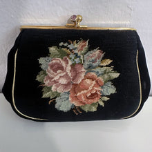 Load image into Gallery viewer, Borsetta da sera vintage in velluto nero – ricamo floreale