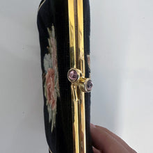 Load image into Gallery viewer, Borsetta da sera vintage in velluto nero – ricamo floreale