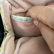 Load image into Gallery viewer, Borsetta da sera vintage in velluto nero – ricamo floreale